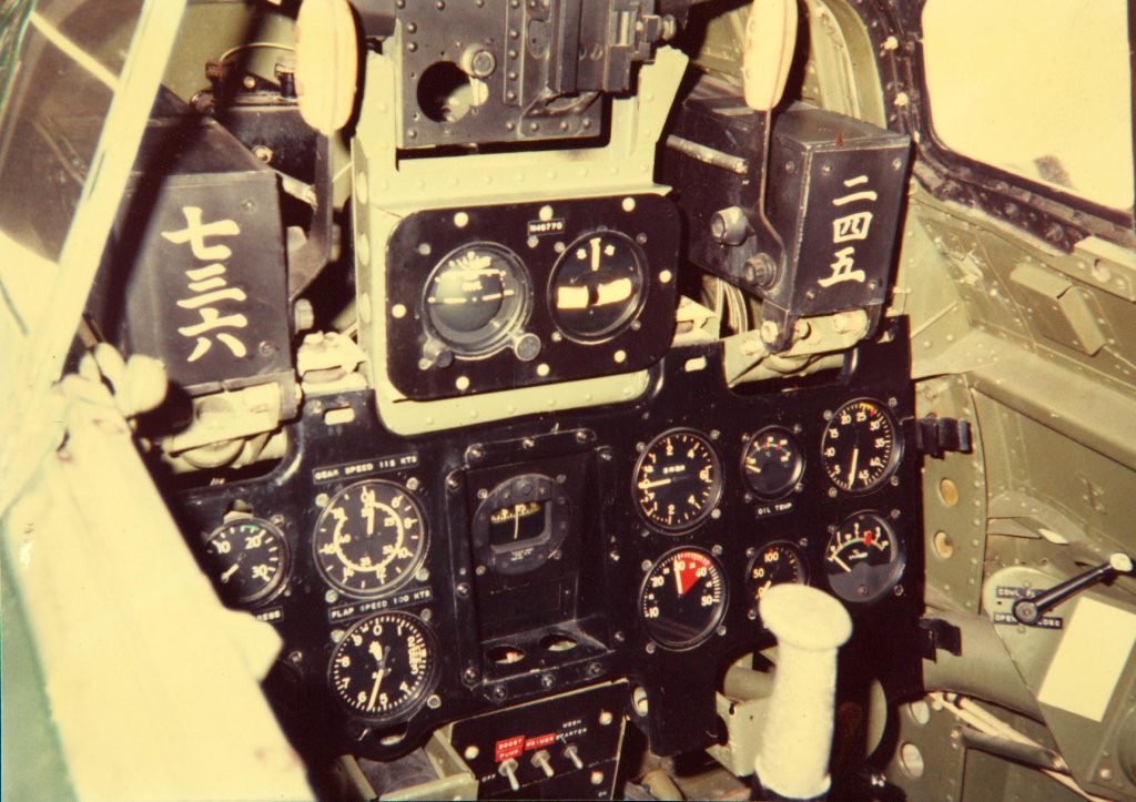 零式艦上戦闘機のコクピット内部。計器類がびっしりと並ぶ極狭の座席。ここに往復8時間、身動きできずに縛り付けられた。