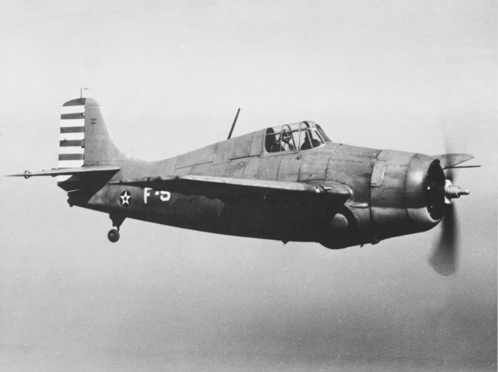宿敵 グラマン F4F ワイルドキャット。零戦より900kgも重く、ずんぐりとした無骨な機体。零戦の軽快さとのコントラストが際立ちます。