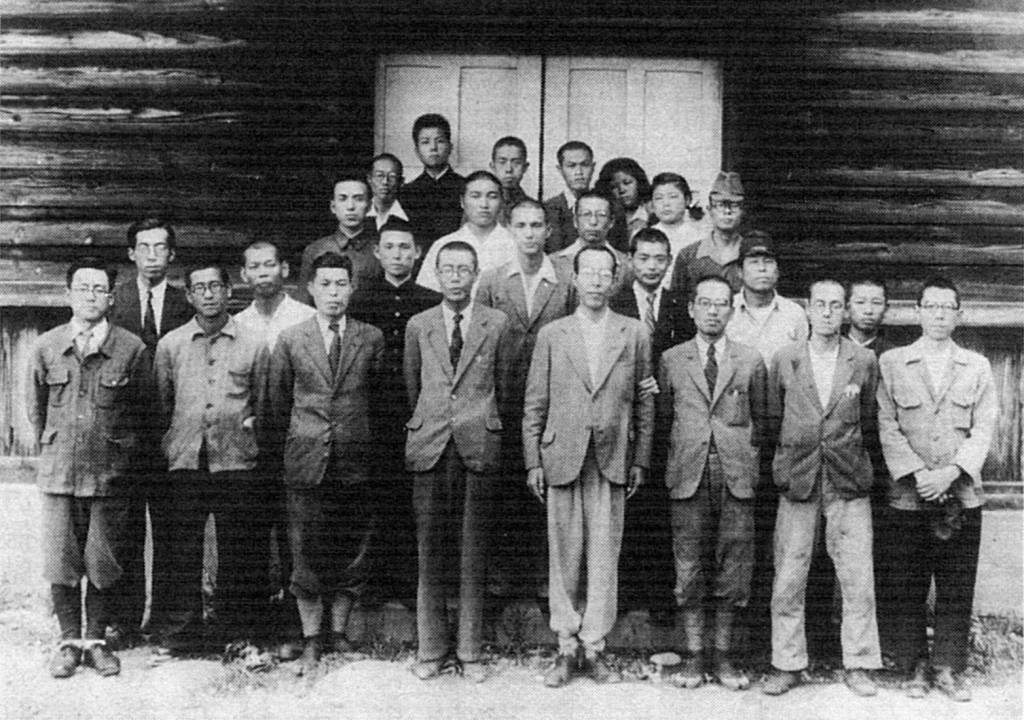 零戦設計チームの集合写真。堀越二郎を中心とした三菱の技師たち。日本の誇るモノづくりチームの結晶であったことが伝わる重厚な一枚です。