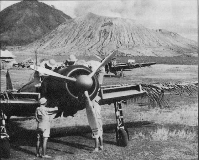 ラバウル基地の零戦と花吹山。噴煙を上げる火山をバックに駐機する零戦。当時の搭乗員たちが見ていた現地の原風景であり、強烈なインパクトがあります。