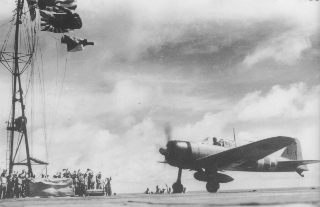 空母「瑞鶴」から発艦する零戦隊。甲板を滑走するダイナミックな構図。