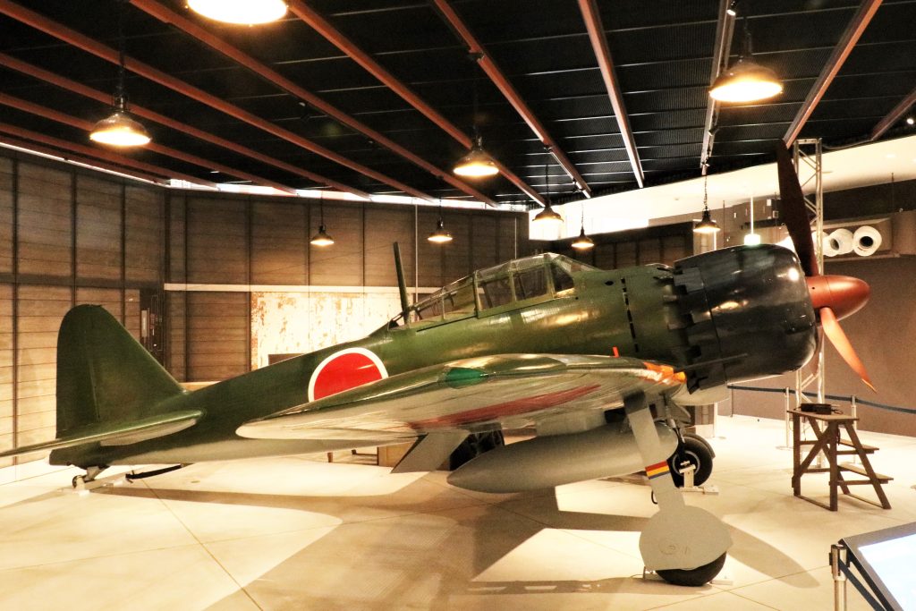 小牧基地に展示されている復元零戦。非常に保存状態の良い美しい機体。現代へ受け継がれる歴史を感じさせます。